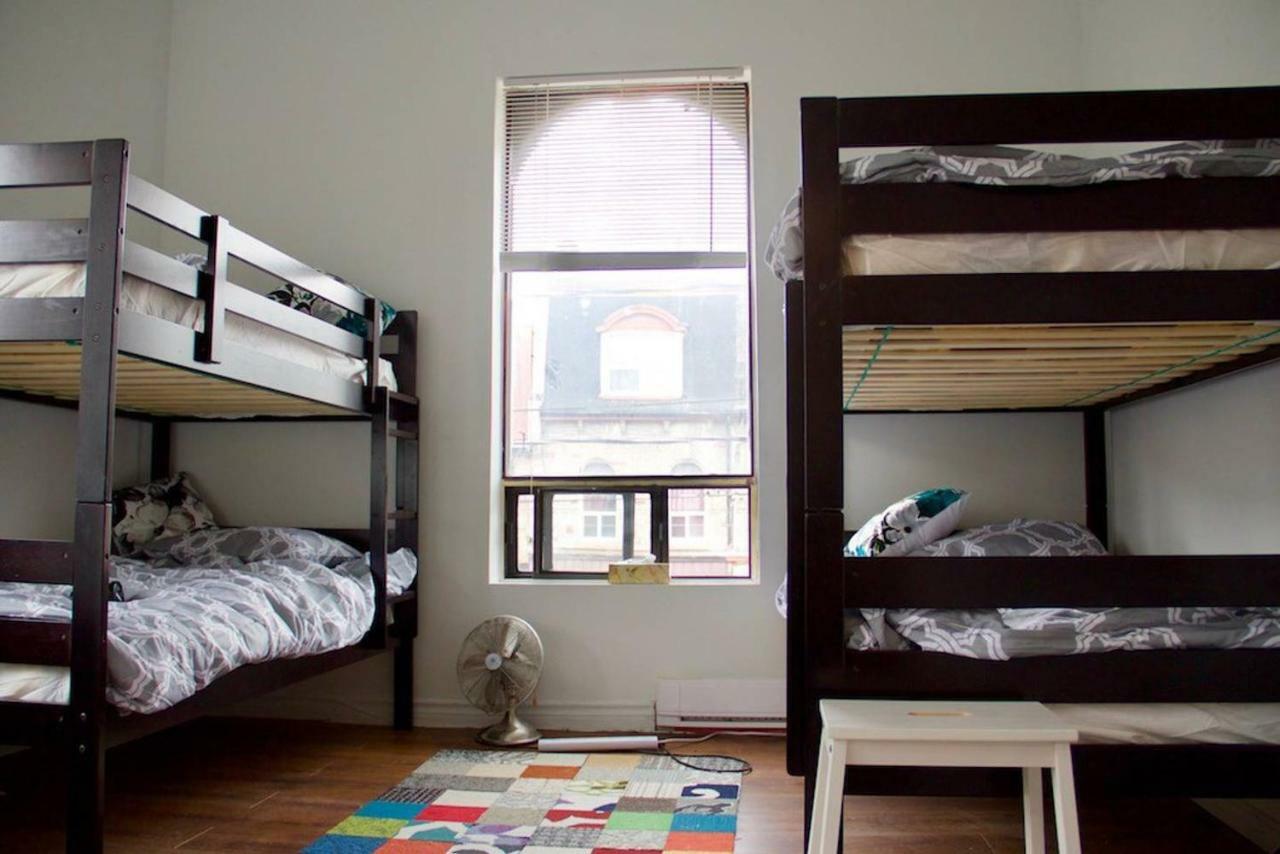 The Parkdale Hostellerie Toronto Hostel yatakları fotoğraf